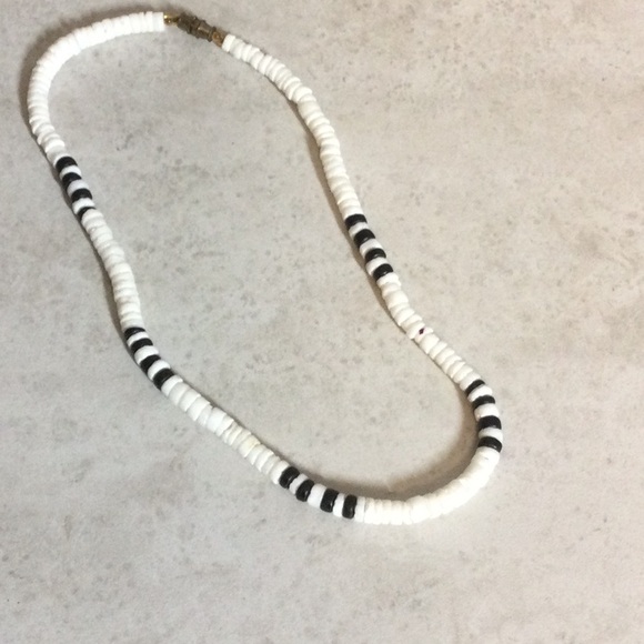 Striped white Puka shell necklace - Picture 7 of 8